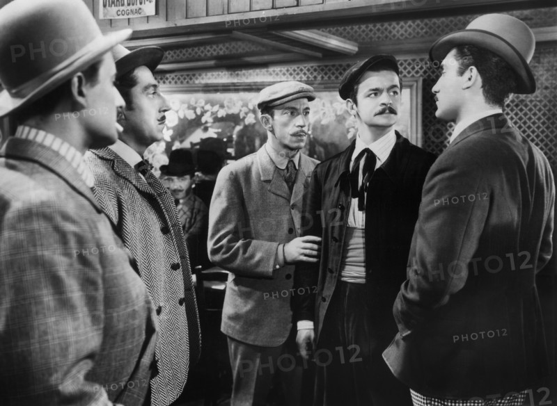 Raymond Bussières (center)