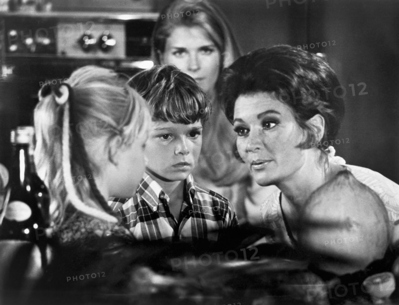 Candice Bergen (background