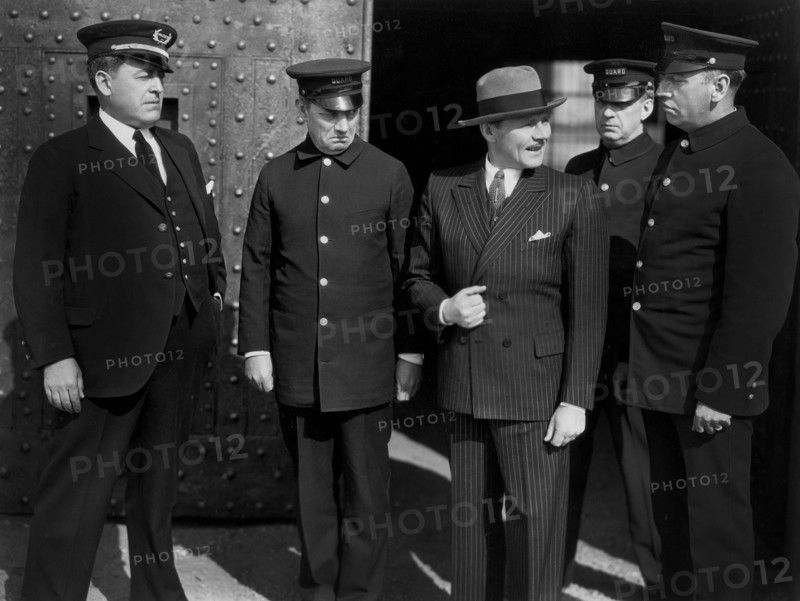 Charles Ruggles (center)