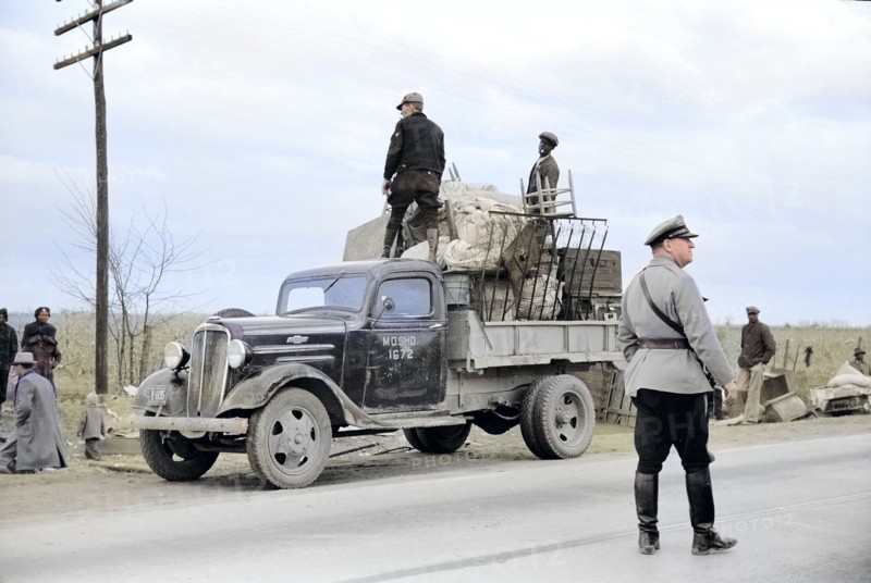 State highway official moving sharecroppers away from roadside to area between levee and Mississippi river