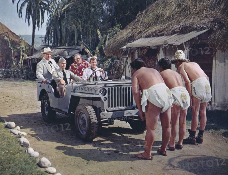 Glenn Ford (seated