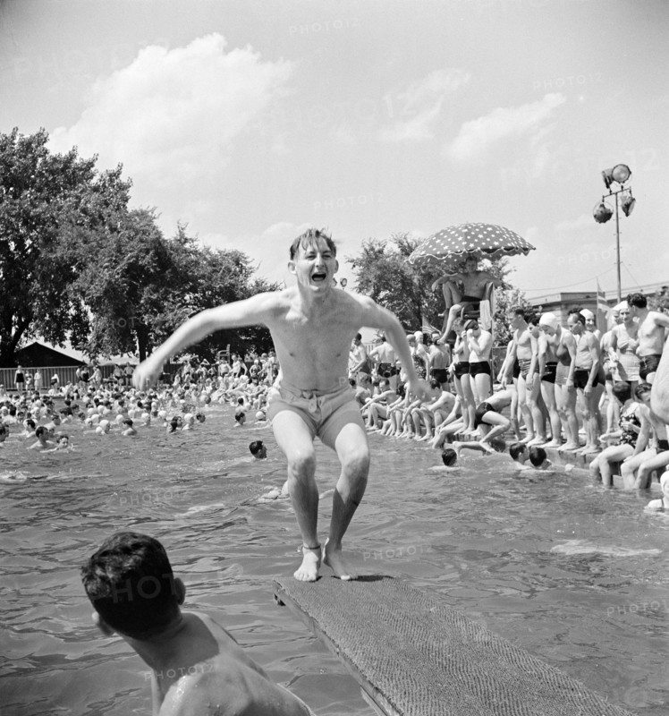 Swimmers at municipal swimming pool, Washington, D.C., USA, Marjory Collins, U.S. Office of War Information, July 1942