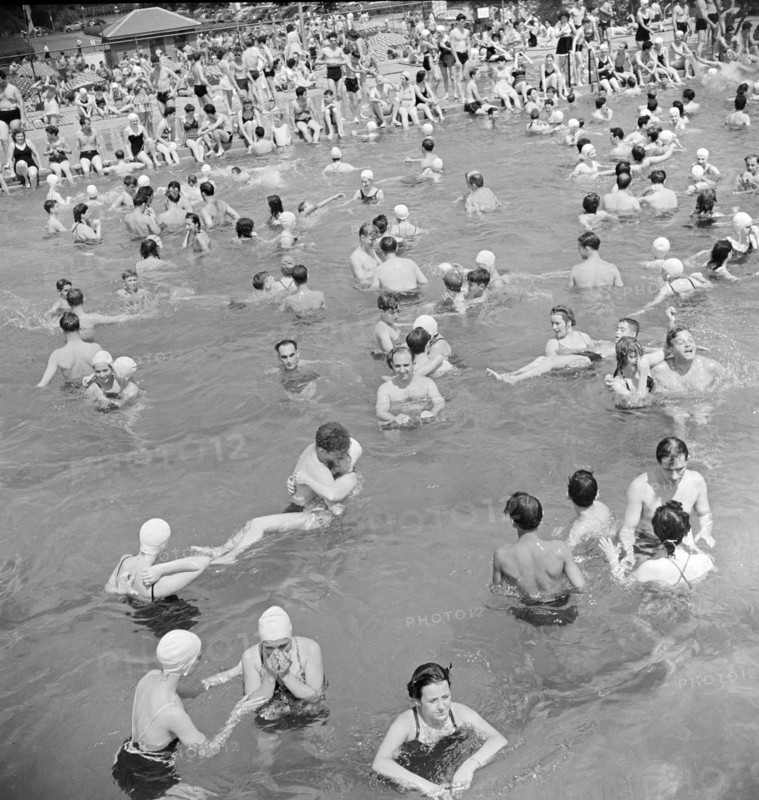 Swimmers at municipal swimming pool, Washington, D.C., USA, Marjory Collins, U.S. Office of War Information, July 1942