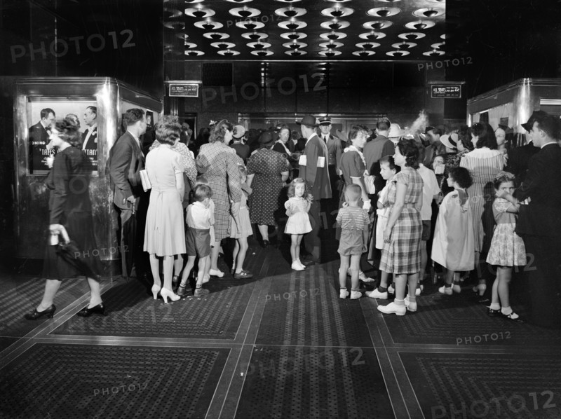 Crowd waiting to buy tickets, Radio City Music Hall, New York City, New York, USA, Marjory Collins, U.S. Office of War Information, August 1942