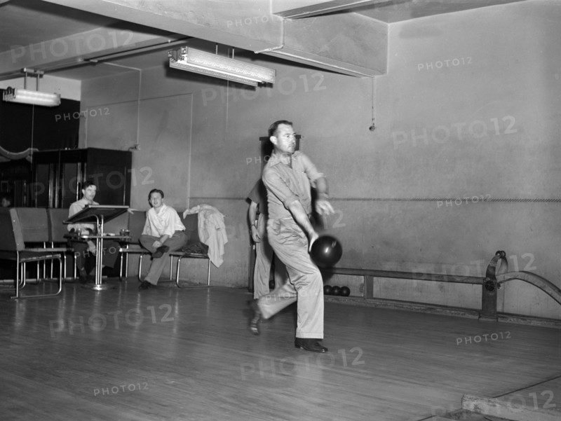 Man bowling at bowling alley, New York City, New York, USA, Marjory Collins, U.S. Office of War Information, August 1942