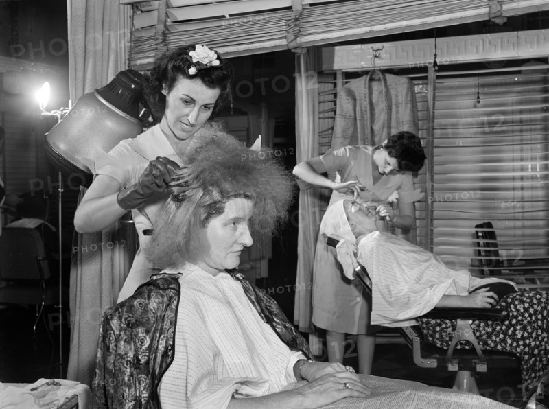 Woman getting her hair dyed, Francois de Paris Hair Salon, Eighth Street, New York City, New York, USA, Marjory Collins, U.S. Office of War Information, September 1942
