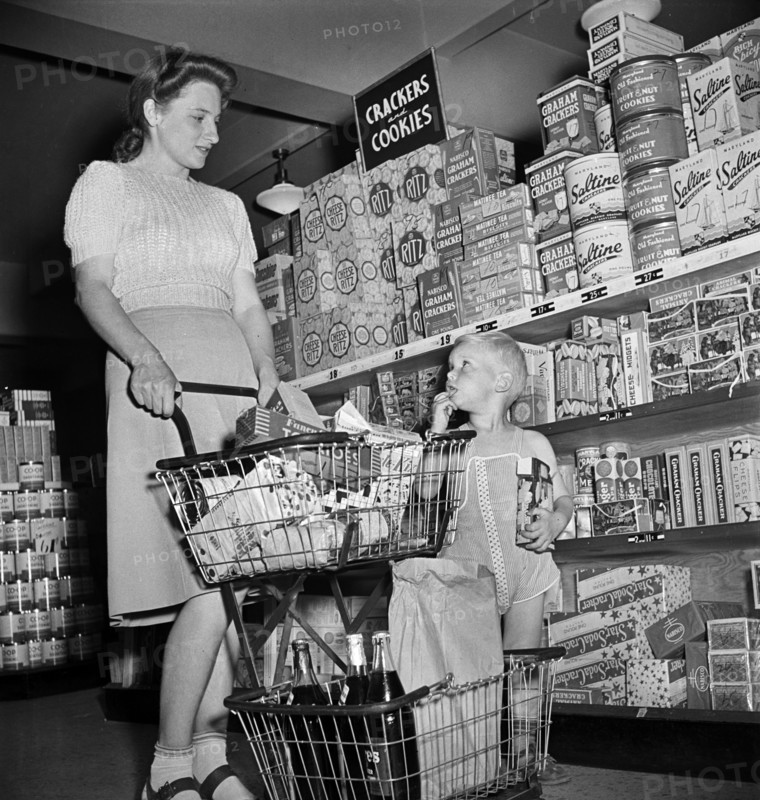 Woman and young boy shopping in cooperative grocery store in federal housing project, Greenbelt, Maryland, USA, Marjory Collins, U.S. Office of War Information< May 1942