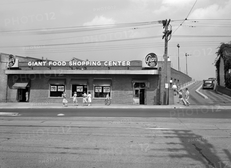 Street scene, customers outside Giant Food Shopping Center, Wisconsin Avenue, Washington, D.C., USA, Marjory Collins, U.S. Office of War Information, June 1942