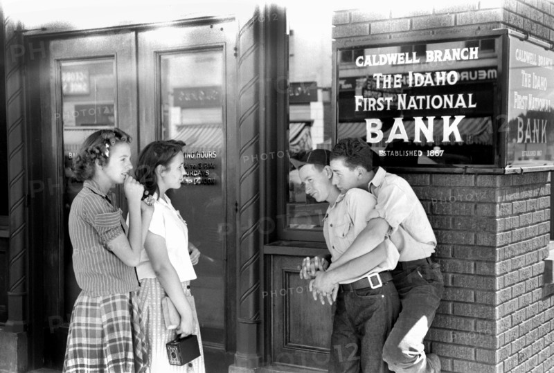Teen boys and girls hanging out, Caldwell, Idaho, USA, Russell Lee, U.S. Farm Security Administration, June 1941