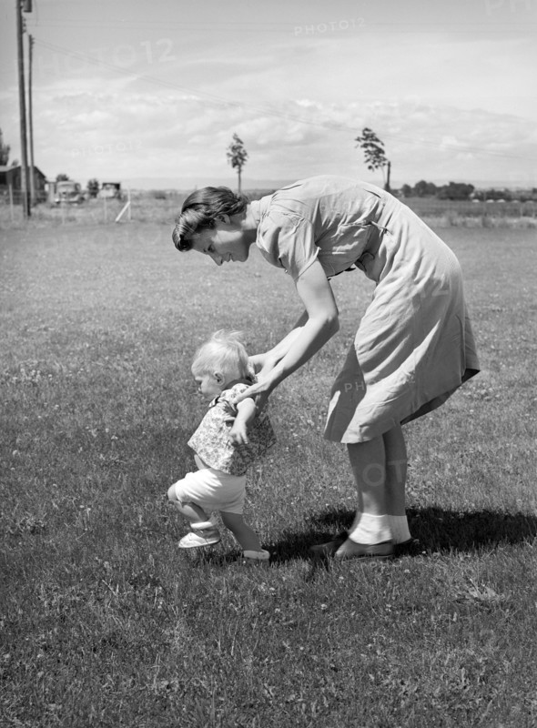Farm worker's wife teaching her baby girl to walk, FSA (Farm Security Administration) labor camp, Caldwell, Idaho, USA, Russell Lee, U.S. Farm Security Administration, June 1941