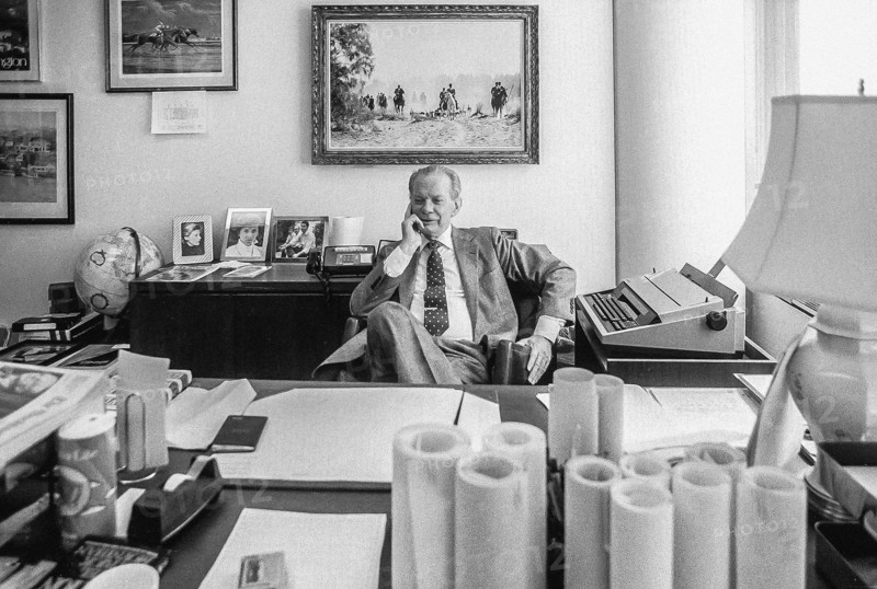U.S. newscaster David Brinkley, portrait in his ABC-TV office, Washington, D.C., USA, Michael Geissinger, 1987