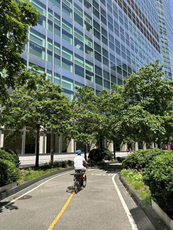 Cyclist on bicycle path alongside Goldman Sachs Global Headquarters, 200 West Street, New York City, New York, USA