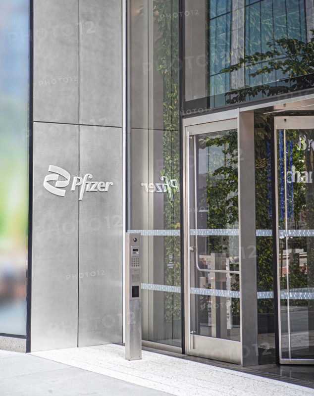 Pfizer Inc., building exterior and entrance, 66 Hudson Boulevard, Hudson Yards, New York City, New York, USA