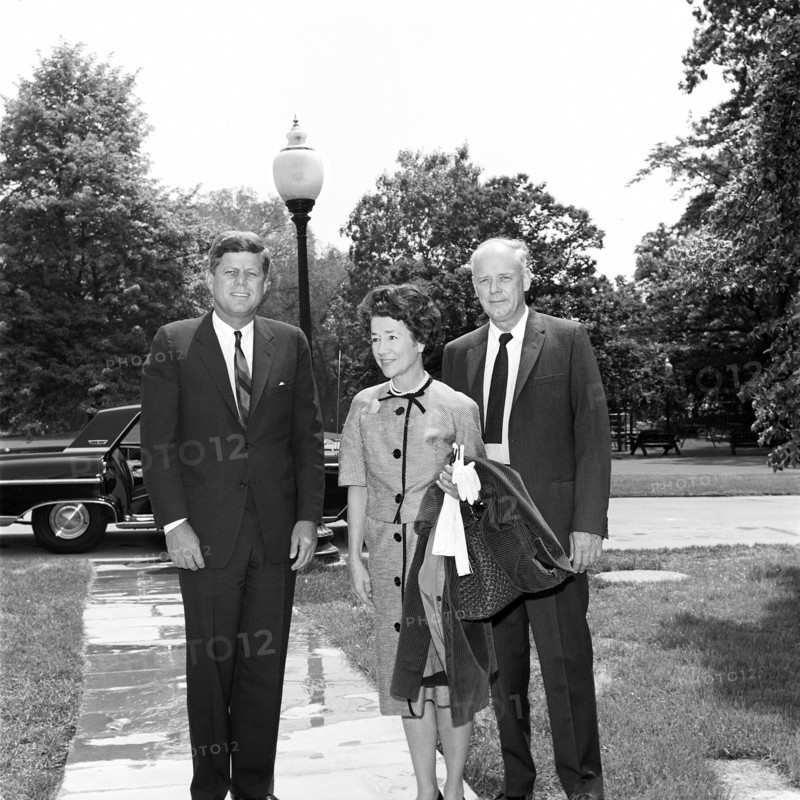 U.S. President John F. Kennedy visiting with aviator Charles A. Lindbergh and his wife, Anne Morrow Lindbergh, on walkway from Oval Office to South Lawn, White House, Washington, D.C., USA,  Robert Knudsen, White House Photographs, May 11, 1962