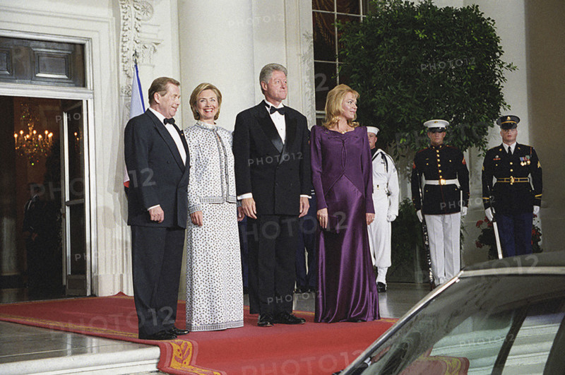 U.S. President Bill Clinton (2nd right), U.S. First Lady Hillary Rodham Clinton (2nd left), President Vaclav Havel (left), and Dagmar Havlova (right) , portrait on North Portico, White House, Washington, D.C., USA, Sharon Farmer, White House Photograph Office, September 16, 1998