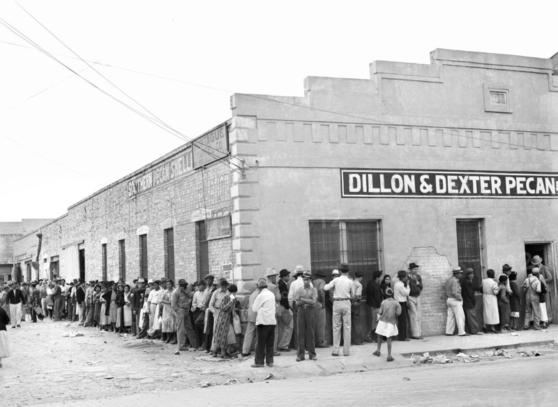 Food relief line, Mexican section, San Antonio, Texas, USA, Russell Lee, U.S. Farm Security Administration, March 1939
