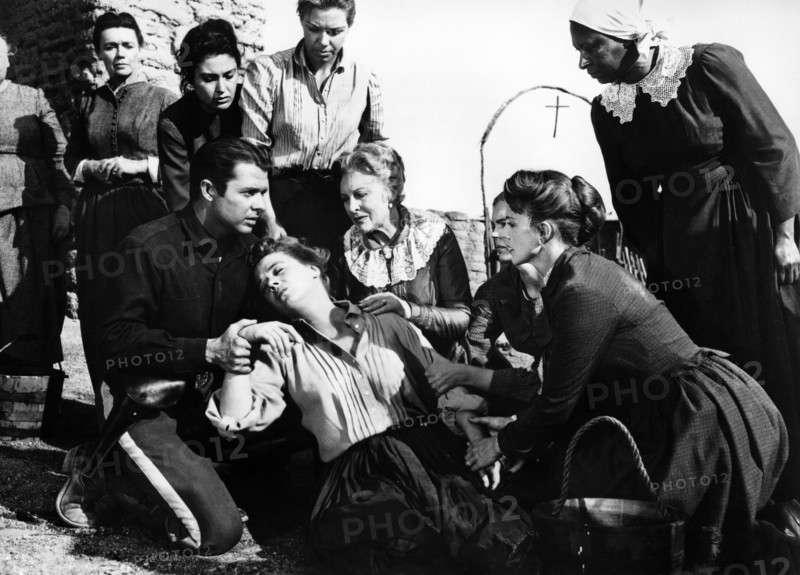 Audie Murphy, Jeff Donnell, Ernestine Wade, on-set of the western film, "The Guns Of Fort Petticoat", Columbia Pictures, 1957