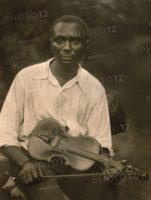Seated portrait of man holding violin, Doris Ulmann, 1930
