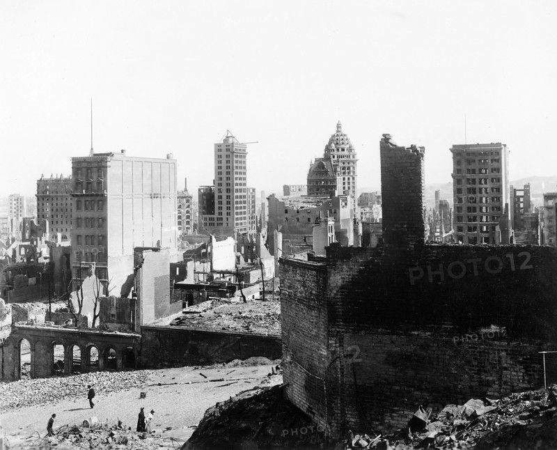 Damaged buildings from earthquake, Kearny and Grant Avenue area south of Bush Street, San Francisco, California, USA, U.S. Army Signal Corps, April 1906