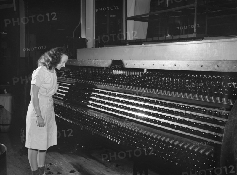 Manufacturing chemist monitoring production of gelatin capsules in special size, Parke, Davis and Company, Detroit, Michigan, USA, Arthur S. Siegel, U.S. Office of War Information, May 1943