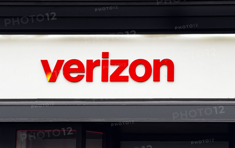 Verizon logo on building exterior of retail store, Manhattan, New York City