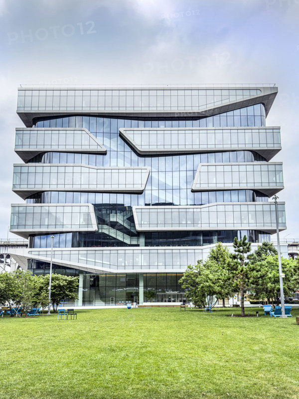 Henry R. Kravis Hall, building exterior, Columbia University Business School, Columbia University, Manhattanville Campus, 665 West 130th Street, West Harlem, Manhattan, New York City, New York, USA