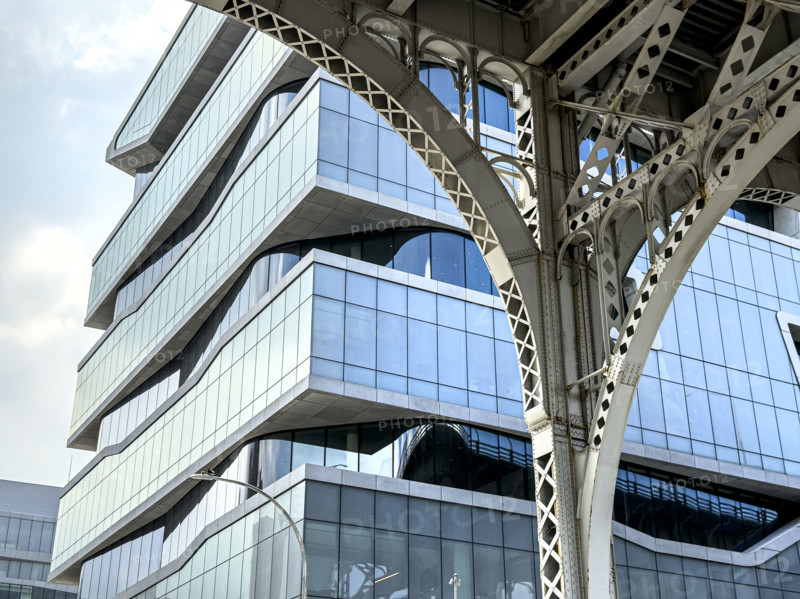 Henry R. Kravis Hall and detail of elevated Riverside Drive Viaduct, Columbia University Business School, Columbia University, Manhattanville Campus, 665 West 130th Street, West Harlem, Manhattan, New York City, New York, USA