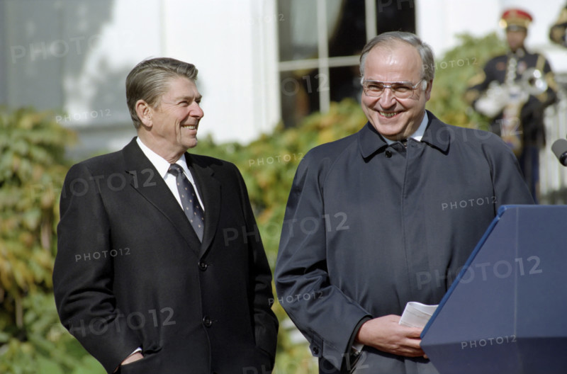 U.S. President Ronald Reagan at the state visit of Chancellor Helmut Kohl of Federal Republic of Germany arrival ceremony on the south lawn of the White House, Washington, D.C., USA, President Ronald Reagan White House Photographic Office, November 15, 1982