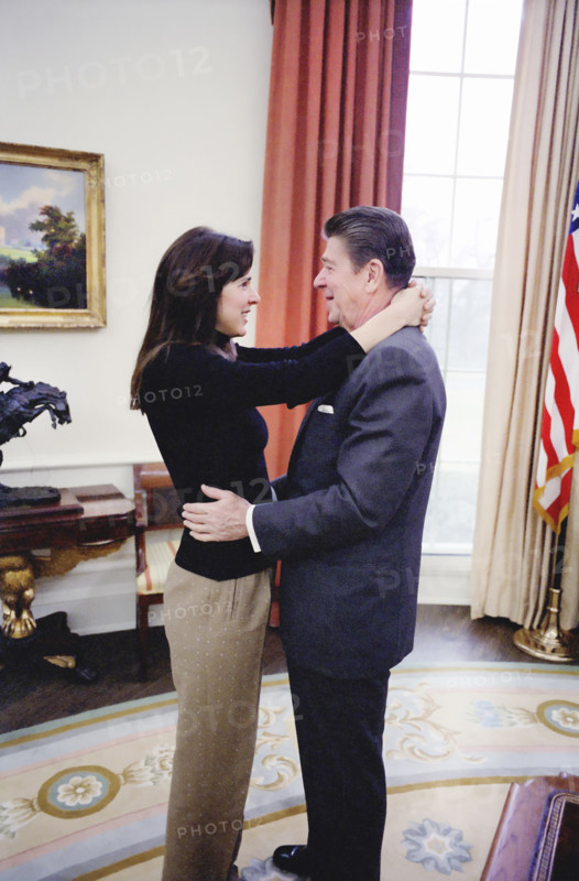 U.S. President Ronald Reagan with his daughter Patti Davis in the Oval Office of the White House, Washington, D.C., USA, President Ronald Reagan White House Photographic Office, January 21, 1981