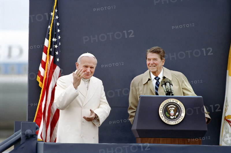 U.S. President Ronald Reagan and Pope John Paul II standing at podium at Fairbanks Airport, Alaska, USA, President Ronald Reagan White House Photographic Office, May 2, 1984
