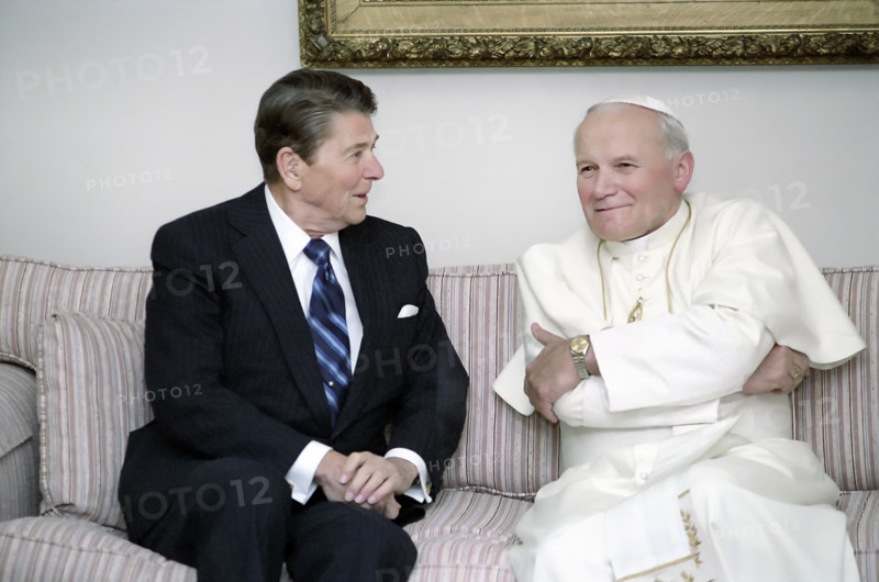 U.S. President Ronald Reagan meeting with Pope John Paul II, at Fairbanks Airport, Alaska, USA, President Ronald Reagan White House Photographic Office, May 2, 1984