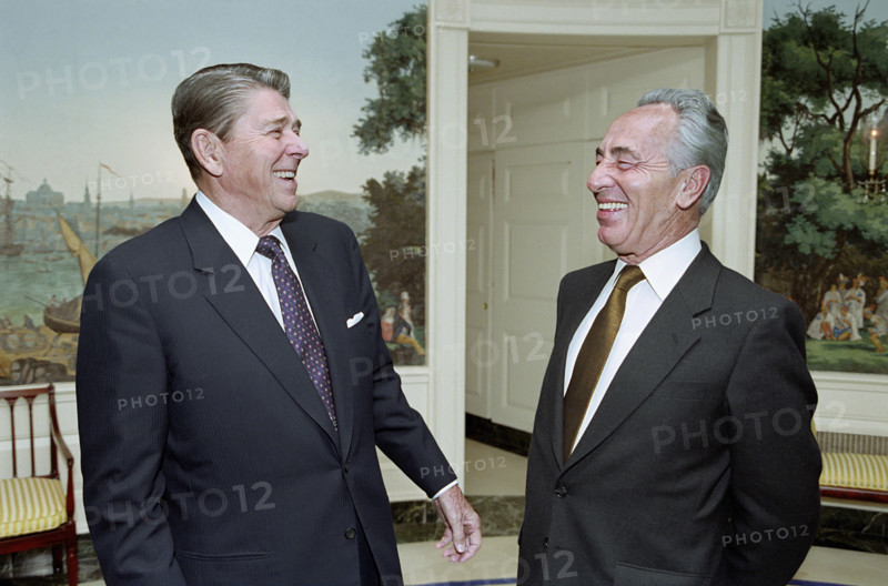 U.S. President Ronald Reagan meeting with Israeli Prime Minister Shimon Peres, Diplomatic Reception Room, White House, Washington, D.C., USA, President Ronald Reagan White House Photographic Office, October 17, 1985