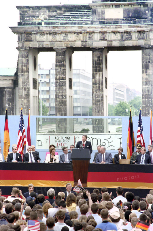 U.S. President Ronald Reagan giving remarks at Brandenburg Gate, West Berlin, Germany, President Ronald Reagan White House Photographic Office, June 12, 1987