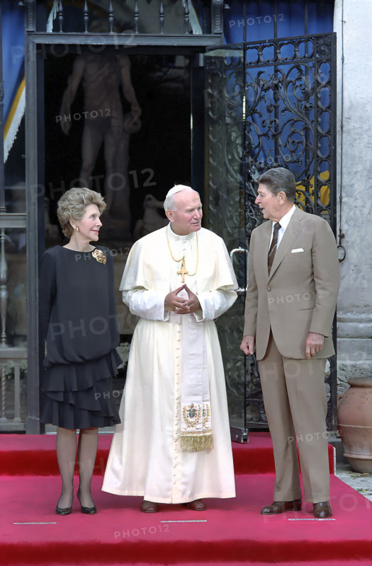 U.S. President Ronald Reagan and U.S. First Lady Nancy Reagan visiting with Pope John Paul II at Vizcaya Museum, Miami, Florida, USA, President Ronald Reagan White House Photographic Office, September 10, 1987