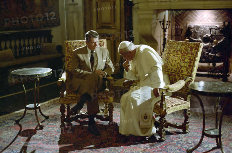 U.S. President Ronald Reagan visiting with Pope John Paul II at Vizcaya Museum, Miami, Florida, USA, President Ronald Reagan White House Photographic Office, September 10, 1987
