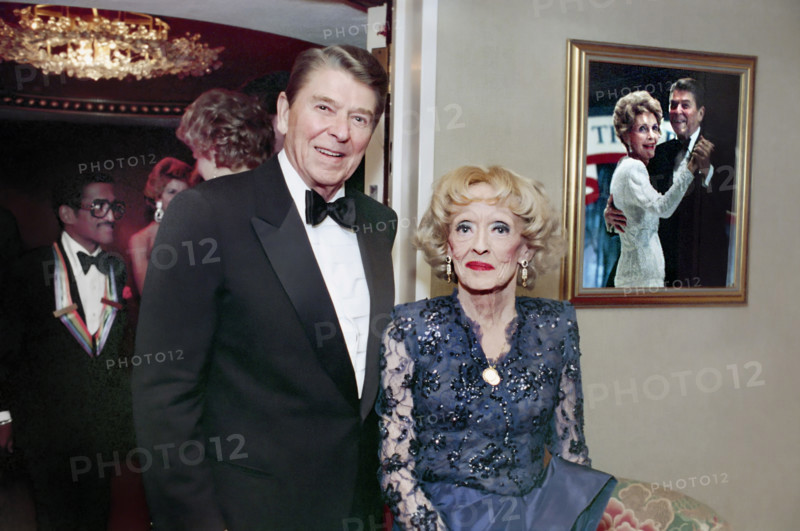 U.S. President Ronald Reagan with Bette Davis during Kennedy Center Honors for Lifetime Achievement, John F. Kennedy Center for Performing Arts, Washington, D.C., USA, President Ronald Reagan White House Photographic Office, December 6, 1987