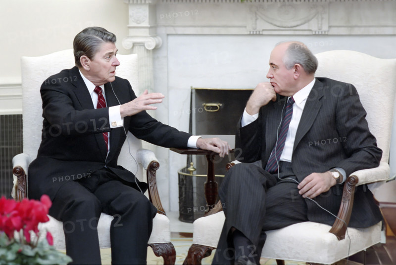 U.S. President Ronald Reagan and Soviet General Secretary Mikhail Gorbachev having meeting in the White House Oval Office during State Visit, Washington, D.C., USA, President Ronald Reagan White House Photographic Office, December 10, 1987