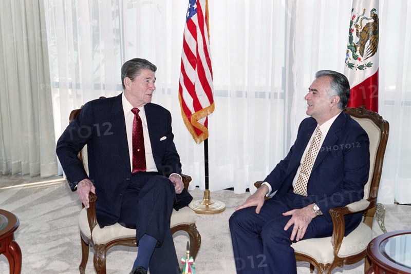 U.S. President Ronald Reagan meeting with President of Mexico Miguel de la Madrid, Camino Real Hotel, Mazatlán, Sinaloa, Mexico, President Ronald Reagan White House Photographic Office, February 13, 1988