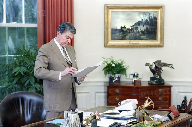 U.S. President Ronald Reagan working at his desk, White House Oval Office, Washington, D.C., USA, President Ronald Reagan White House Photographic Office, July 13, 1988