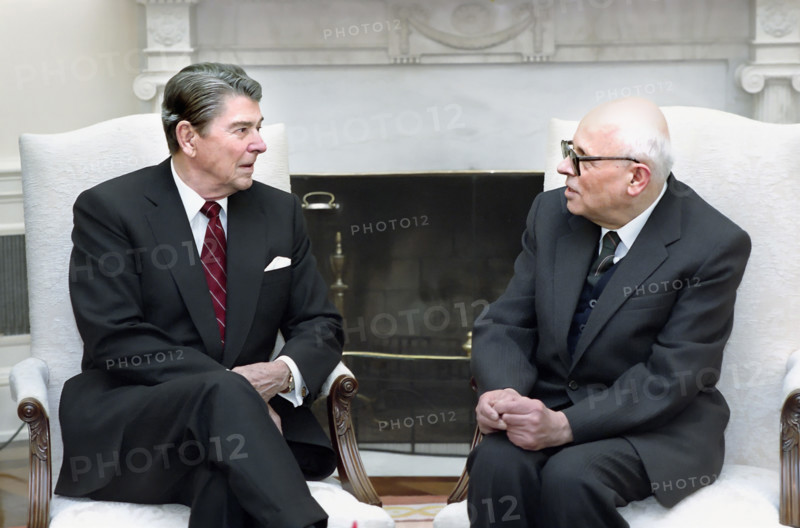U.S. President Ronald Reagan meeting with Soviet dissident Andrei Sakharov in White House Oval Office, Washington, D.C., USA, President Ronald Reagan White House Photographic Office, November 14, 1988