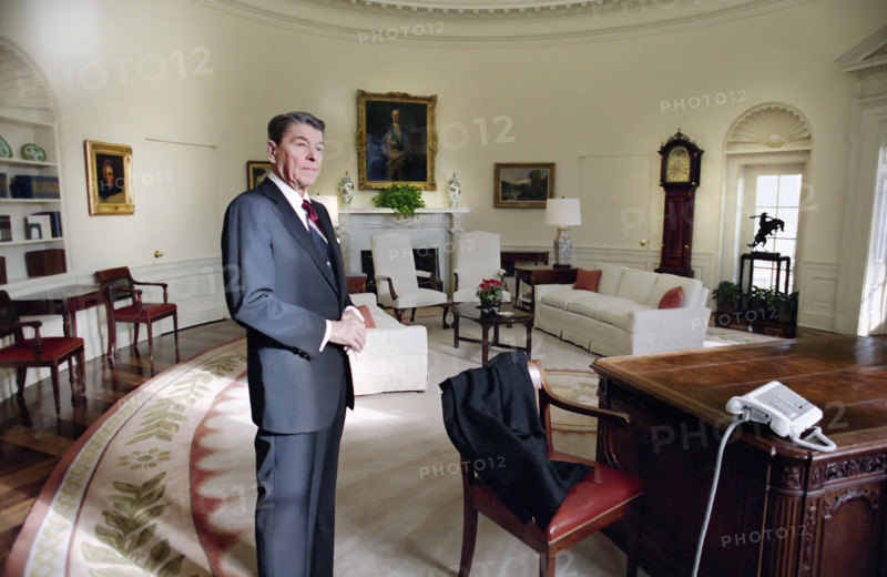 U.S. President Ronald Reagan standing in the White House Oval Office for the last time as U.S. President, Washington, D.C., USA, President Ronald Reagan White House Photographic Office, January 20, 1989