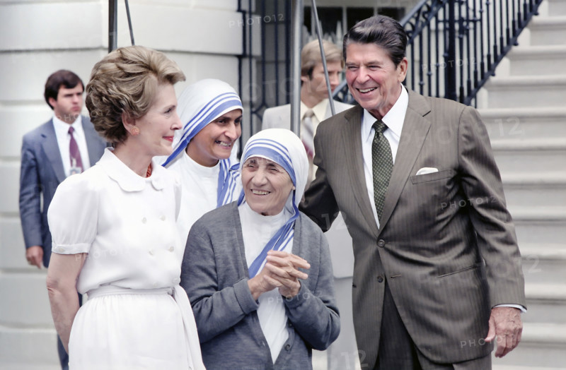 U.S. President Ronald Reagan and U.S. First Lady Nancy Reagan with Mother Teresa of Calcutta at the White House Diplomatic Entrance, Washington, D.C., USA, President Ronald Reagan White House Photographic Office, June 4, 1981