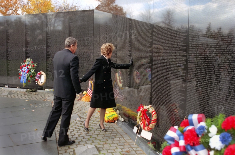 U.S. President Ronald Reagan and U.S. First Lady Nancy Reagan visiting Vietnam Veterans Memorial, Washington, D.C., USA, President Ronald Reagan White House Photographic Office, November 11, 1988
