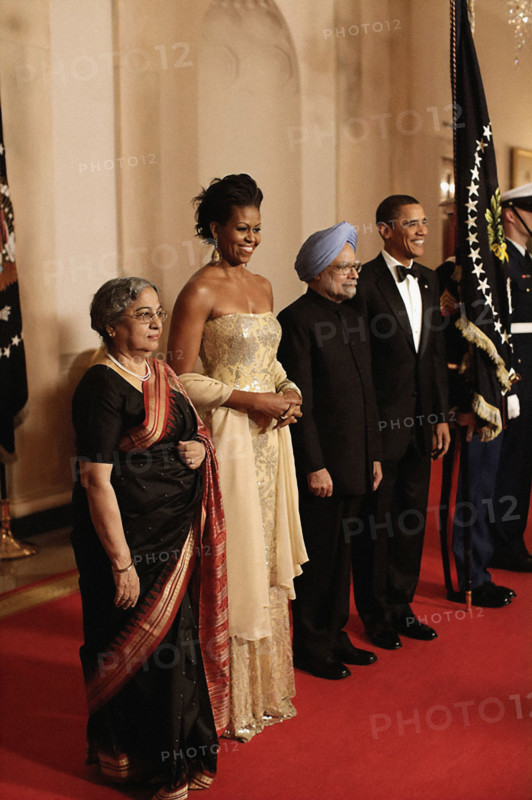 U.S. President Barack Obama, U.S. First Lady Michelle Obama, Prime Minister Manmohan Singh of India and his wife, Mrs. Gursharan Kaur, line up in the White House Cross Hall to pose for an official photo before State Dinner, Washington, D.C., USA, Pete Souza, Office of White House Photography Office, November 24, 2009