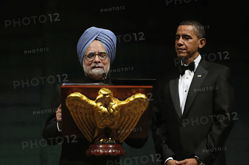U.S. President Barack Obama and Prime Minister of India Manmohan Singh delivering remarks and toast during White House State Dinner, Washington, D.C., USA, Pete Souza, Office of White House Photography Office, November 24, 2009