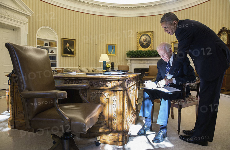 U.S. Vice President Joseph Biden reviewing his remarks with U.S. President Barack Obama before the Vice President announces that he will not be a candidate in the 2016 U.S. presidential campaign, White House Oval Office, Washington, D.C., USA, Pete Souza, Office of White House Photography, October 21, 2015