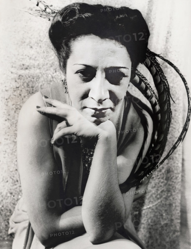Elsie Houston (1902-1943), Brazilian singer, half-length portrait, Carl Van Vechten, 1940