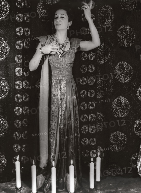 Elsie Houston (1902-1943), Brazilian singer, full-length portrait, Carl Van Vechten, 1940