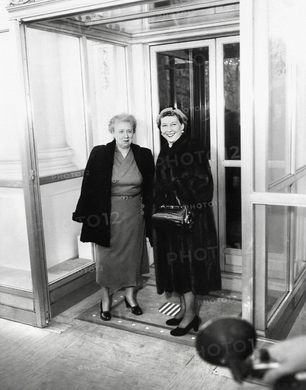 Mamie Eisenhower (right), wife of U.S. President-elect Dwight D. Eisenhower and U.S. First Lady Bess W. Truman (left) at the White House, Washington, D.C., USA, Abbie Rowe, National Parks Service, Harry S. Truman Library, December 1, 1952