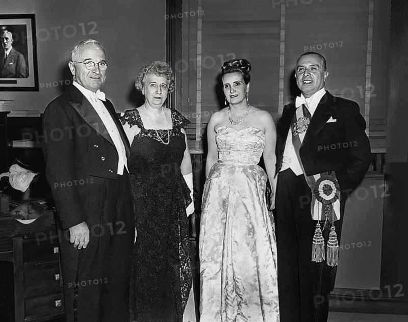 U.S. President Harry S. Truman and U.S. First Lady Bess W. Truman President Gabriel Gonzalez Videla of Chile and his wife Rosa Gonzalez Videla before dinner reception in honor of the, Chilean President's visit, Washington, D.C., USA, Abbie Rowe, National Parks Service, Harry S. Truman Library, April 14, 1950